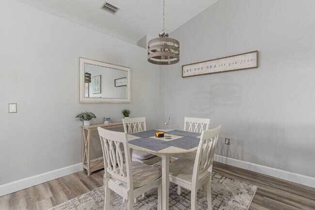Building Photo - Charming 2-Bed, 2-Bath Condo Retreat with 1,309 Sq Ft in Fort Myers' Premier Locale!