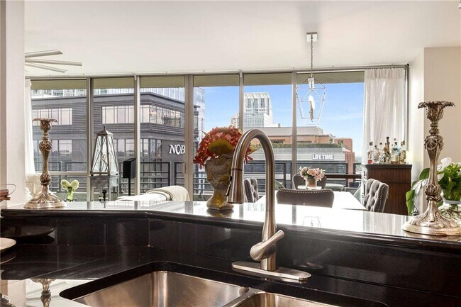 Building Photo - 700 Park Regency Pl NE