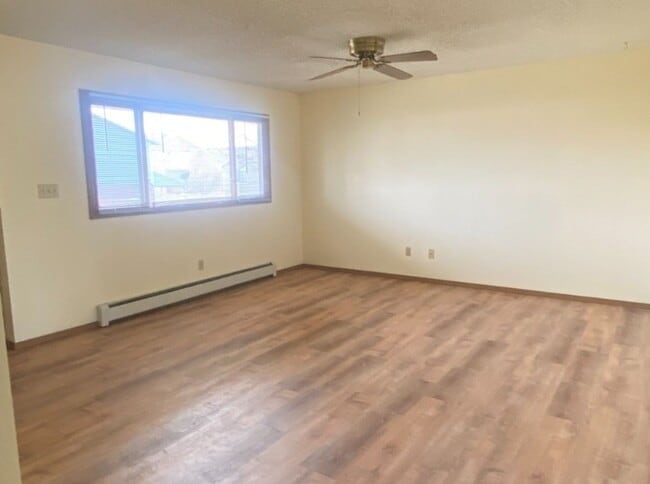 Building Photo - Bright & Roomy 2 Bedroom Apartment in Gree...
