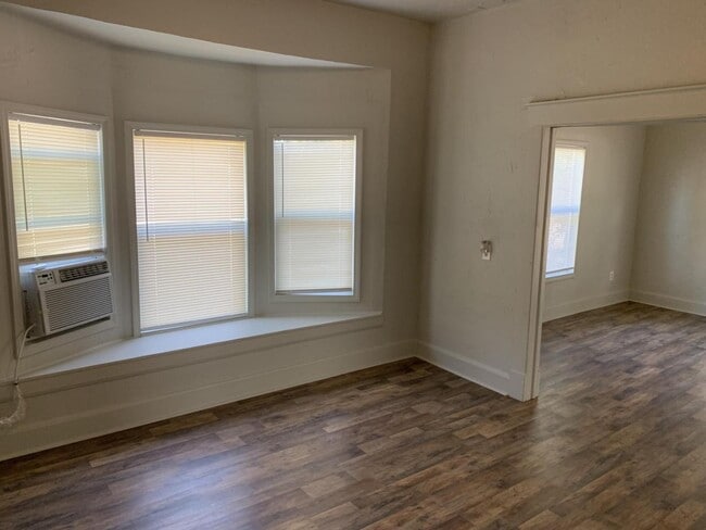 Building Photo - 208 E Springer Ave