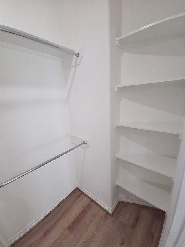 Building Photo - 3117 Fairdale Oaks E