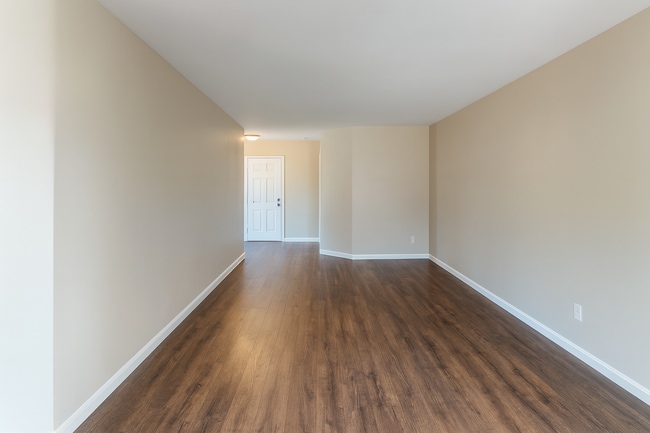 Building Photo - 7 Bed 3 Bath House on Tipton- Great for Big Groups!!