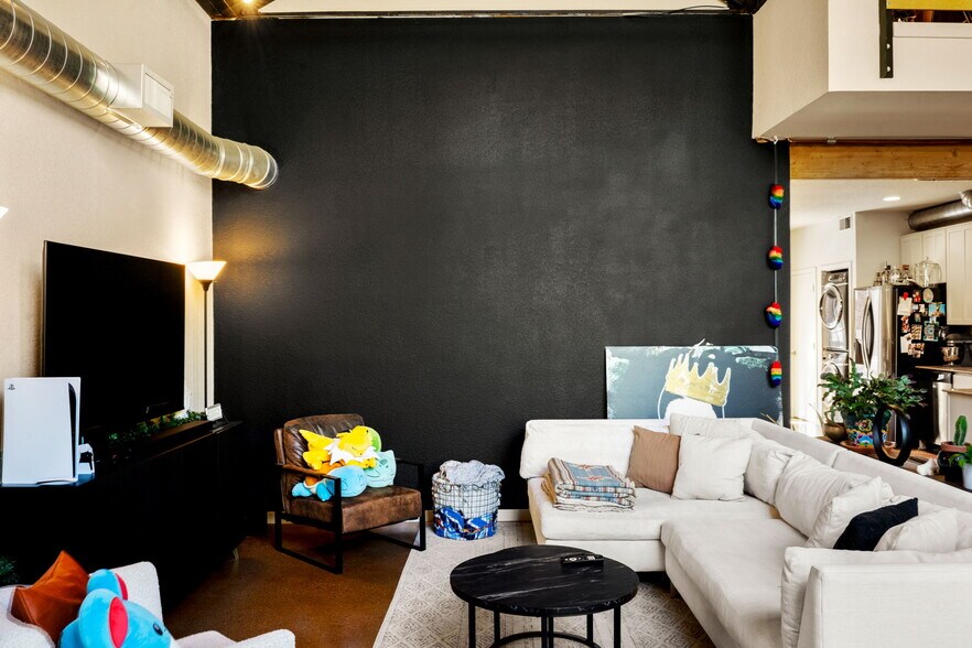 Building Photo - 3033 Blake St