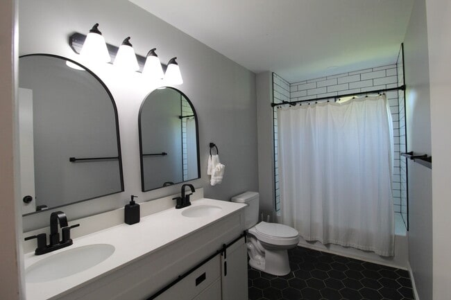 Building Photo - Bright & Spacious 2-Bedroom Home in Massanutten