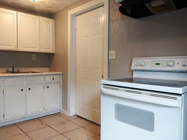 Building Photo - ~ ~ ~ ~ ~ YOU CAN'T BEAT THIS VALUE! ~ ~ ~ ~ ~  Spacious 3/2 Bungalow on a Quiet Street ~