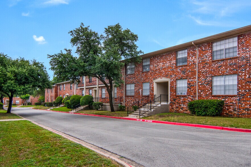 The Estates at Ridglea Hills 6859 Chickering Rd Fort Worth TX 76116