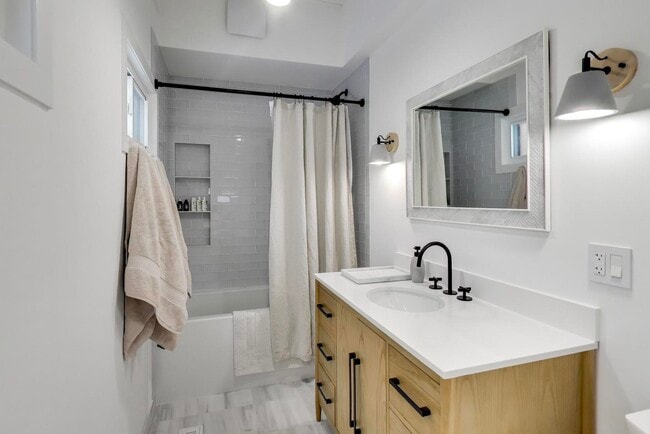 Building Photo - 2649 Crawford Ave