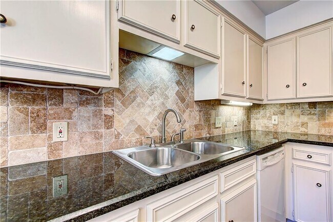 Building Photo - 11121 Pinehurst Dr