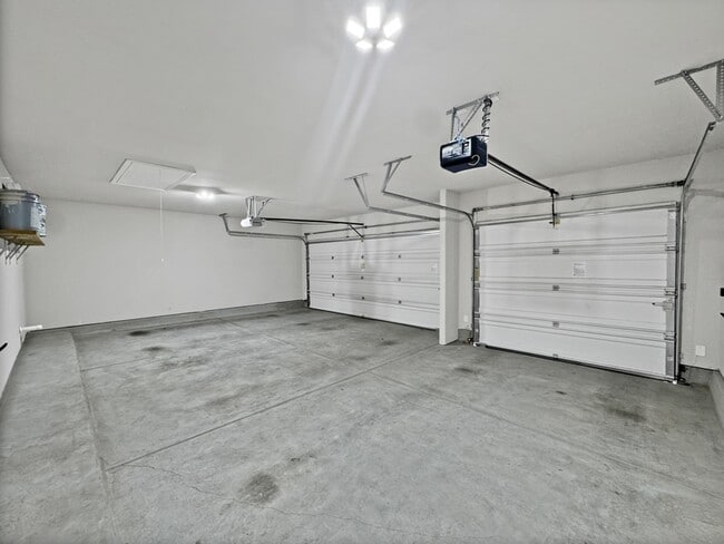 Building Photo - 9002 Monument Parke