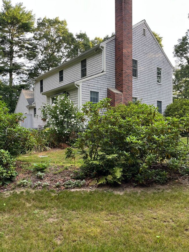 Building Photo - Executive 4 Br / 2.5 Ba Executive Colonial in Sandwich