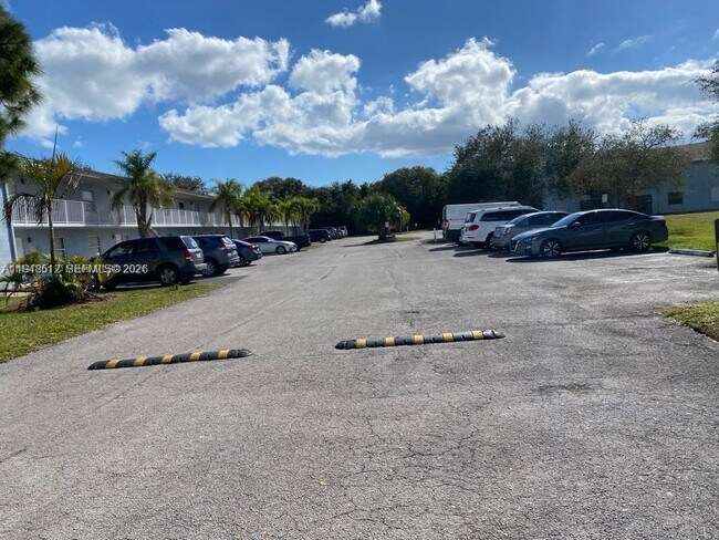 Building Photo - 617 Ixoria Ave