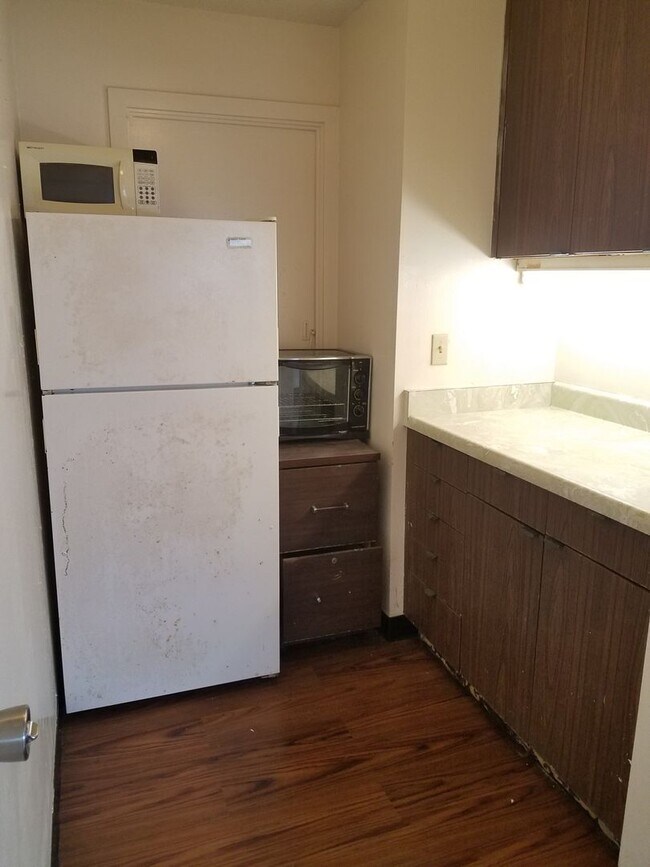 Building Photo - Room for Rent in Waikiki 2 Blocks from Beach