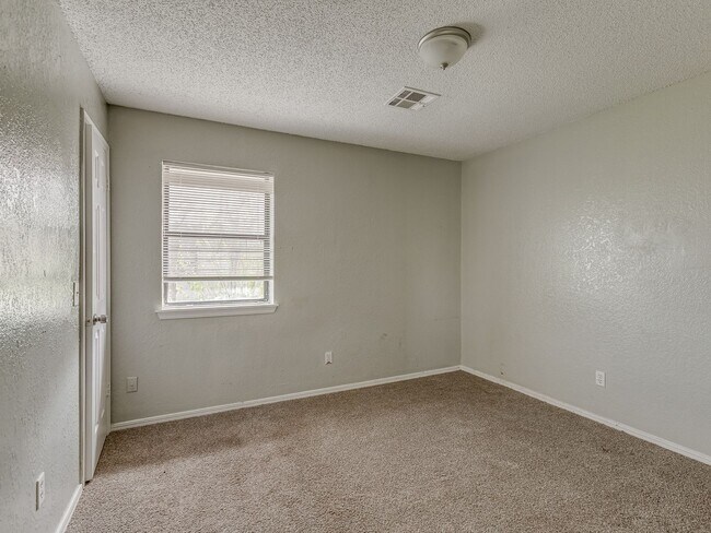 Building Photo - MOVE IN SPECIAL NO DEPOSIT OR APPLICATION ...