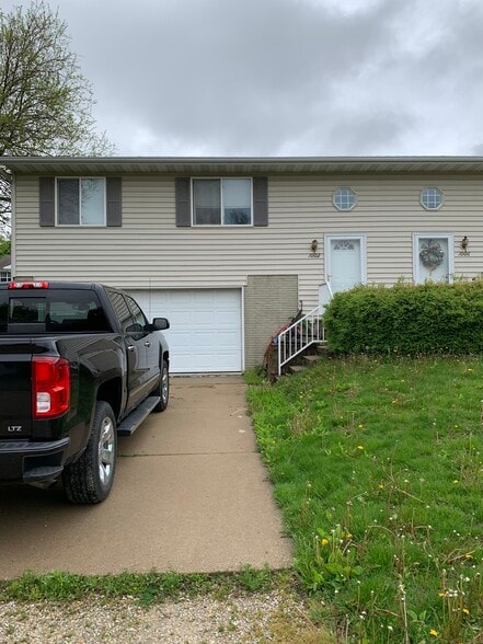 Building Photo - 1002 Quarry Ave SW