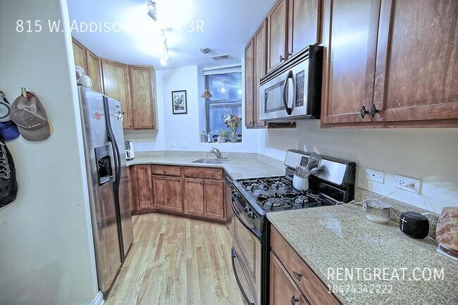 Building Photo - 815 W Addison St