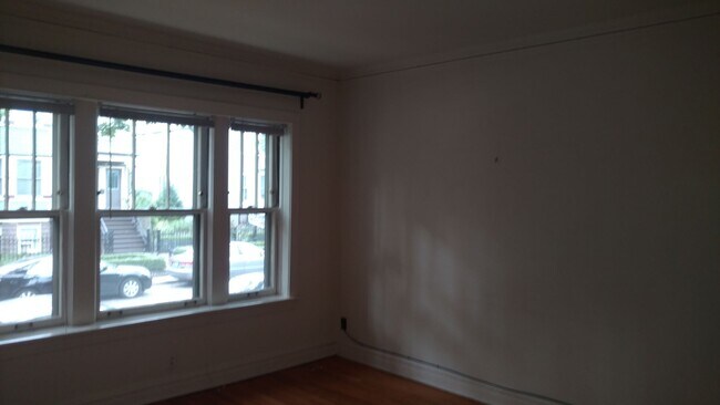 Building Photo - Fantastic Roscoe Village One Bedroom