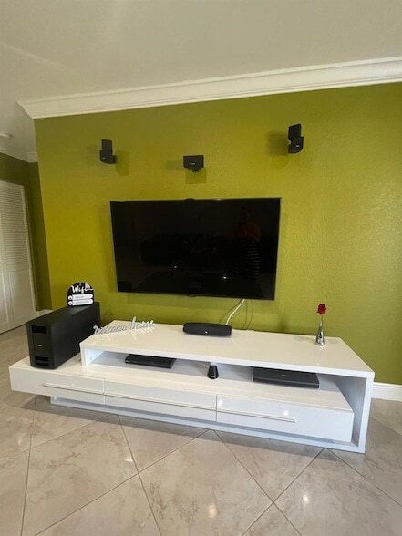 Building Photo - 584 Vossler Ave