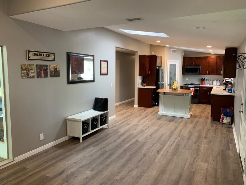 Primary Photo - 2751 Tigertail Dr