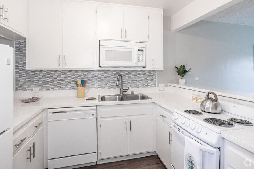 2BR, 2BA - 725SF Kitchen - Pacific Place