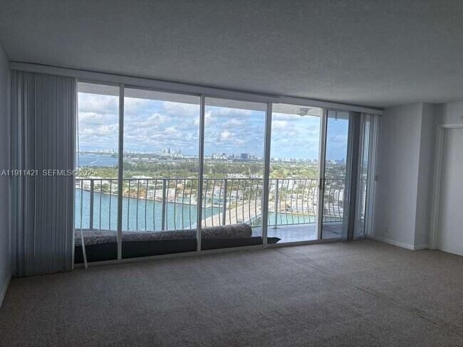 Building Photo - 7601 E Treasure Dr