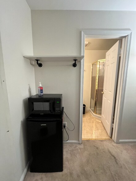 Building Photo - 8 Deer Run Ct