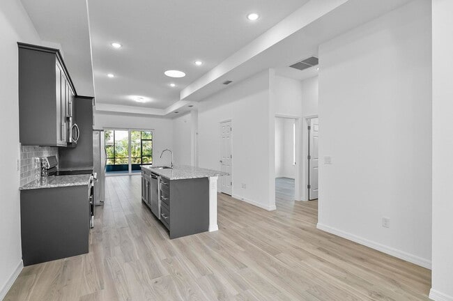 Building Photo - 31 Louvet Ln