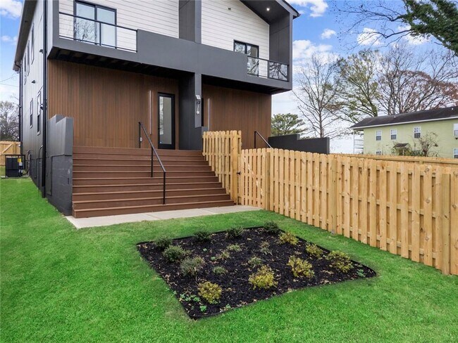 Building Photo - 582 Hope St SW