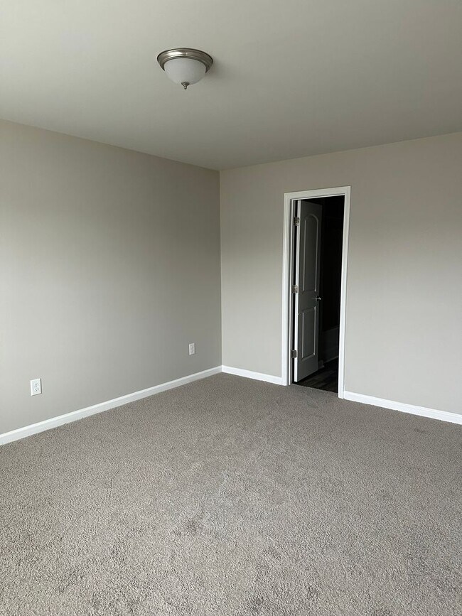 Building Photo - Beautiful 3-bedroom, 2.5-bath home in Greensboro