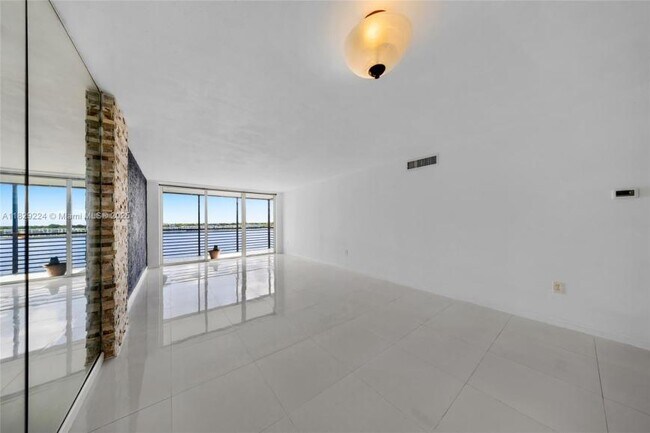 Building Photo - 2 bedroom in Miami FL 33179