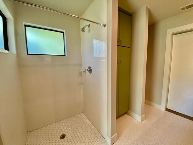 Building Photo - Charming 4 Bedrooms, 3 Bathrooms Home in Allandale!!!!