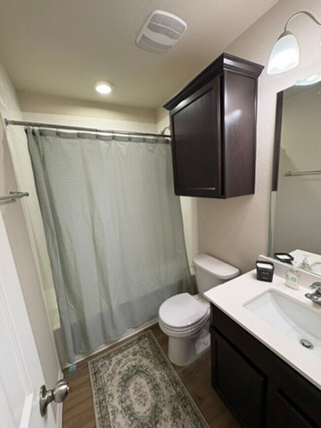 Building Photo - 3 bedroom 2 bath open concept