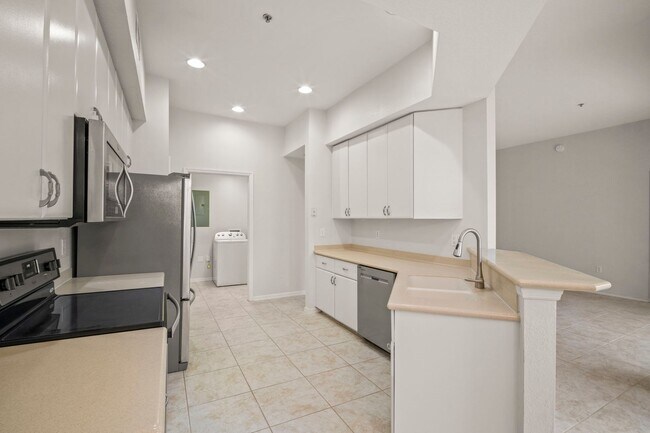 Building Photo - Beautiful Townhome in Laguna lakes 3 bedro...