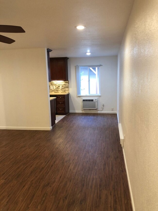 Building Photo - Cozy 1 bedroom ground floor apartment