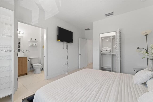 Building Photo - 206 NW 11th Ct