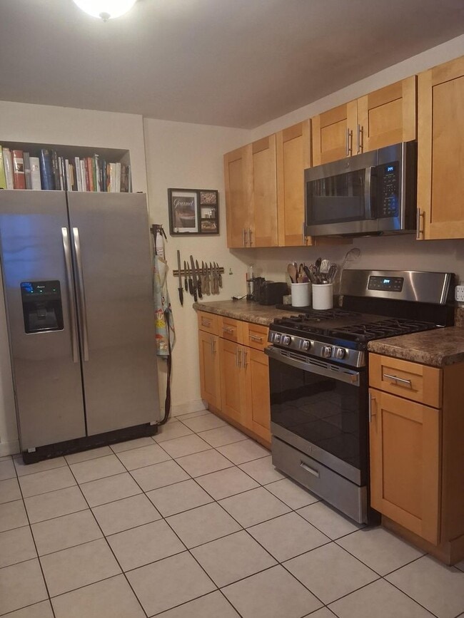 Building Photo - Furnished single family home