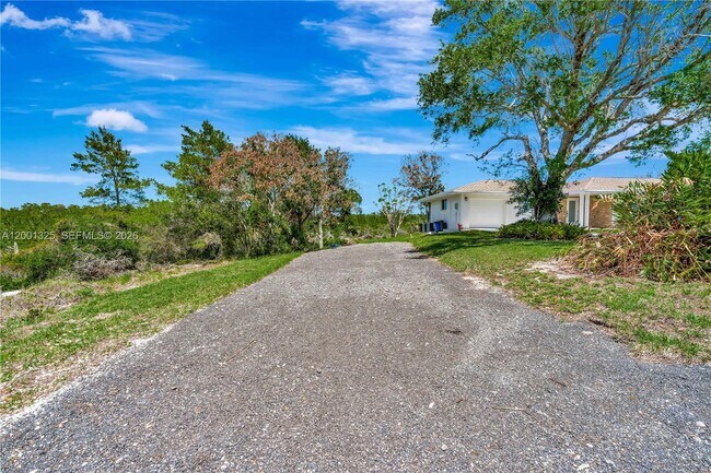 Building Photo - 9125 SE Karin St