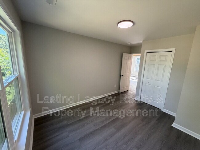 Building Photo - 2036 Harrison Ave