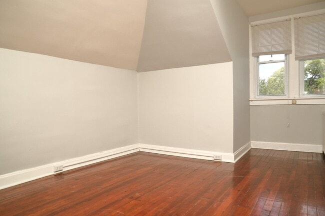 Building Photo - Adorable 5 Bed Single Family Home Near Uptown