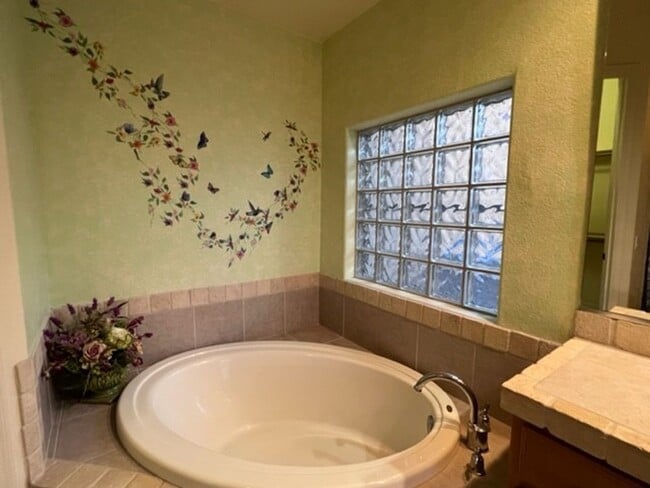 Building Photo - 3 Bed 2 Bath Golf Gated Community Pet Friendly,Boat Garage. Bullhead Parkway