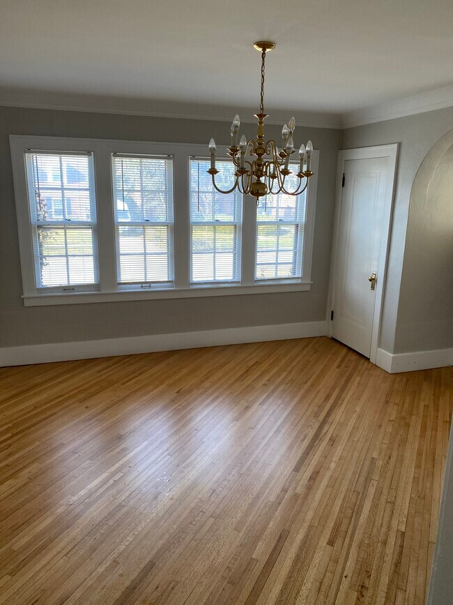 Building Photo - 74 E Iroquois Rd