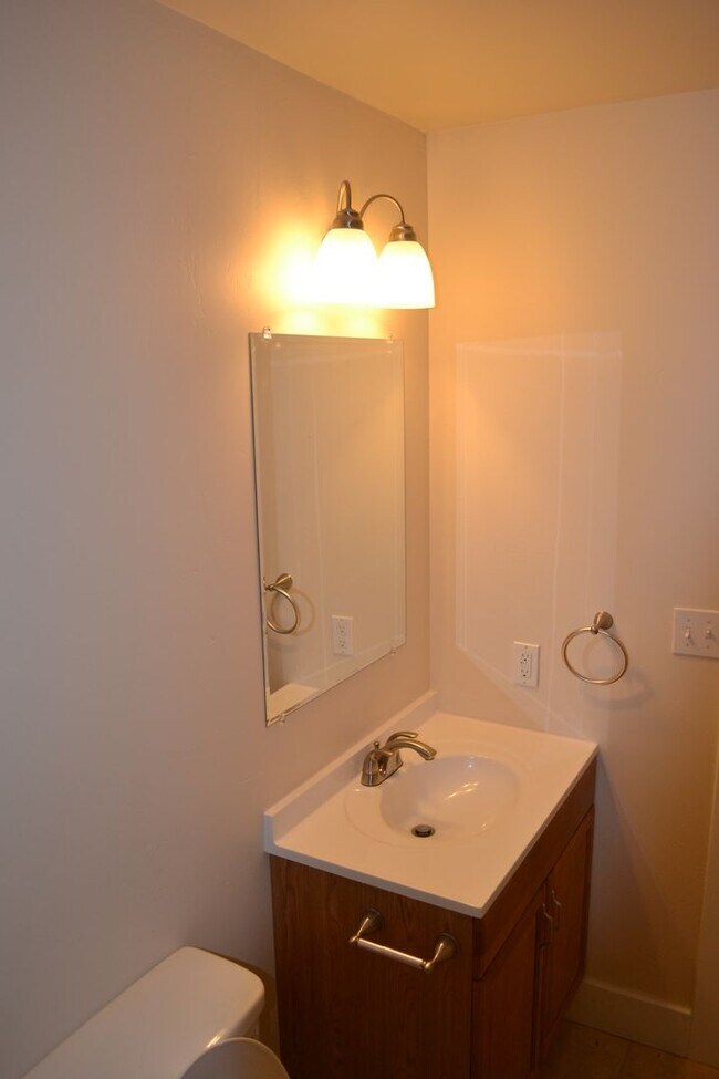 Building Photo - Oak Street Duplex