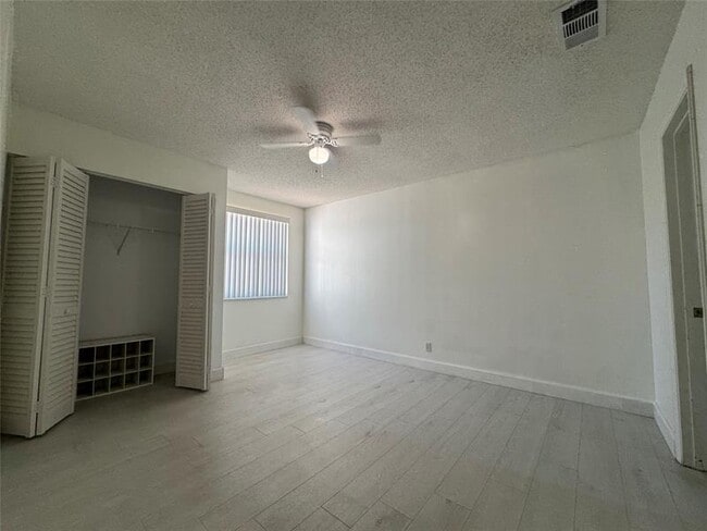 Building Photo - 7481 Santa Monica Dr