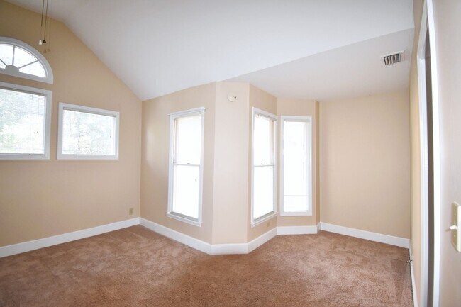 Building Photo - 3 Bedroom 2 Bathroom Townhome- Pets Considered