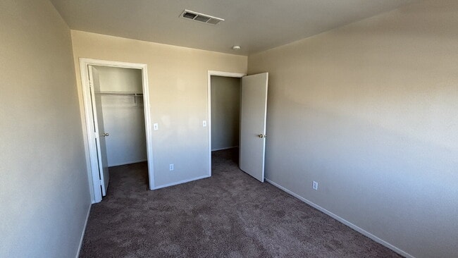 Building Photo - Move in Ready 3 bedroom 2.5 Bath Townhome