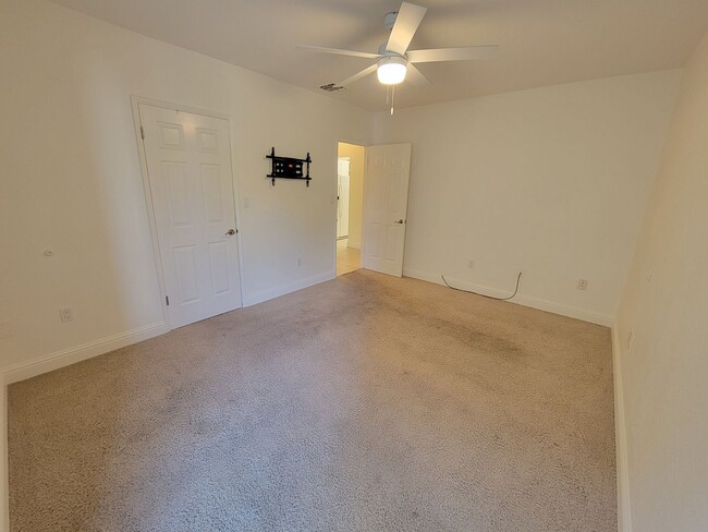 Building Photo - Stylish 2 Bed 1 Bath Midtown Apartment