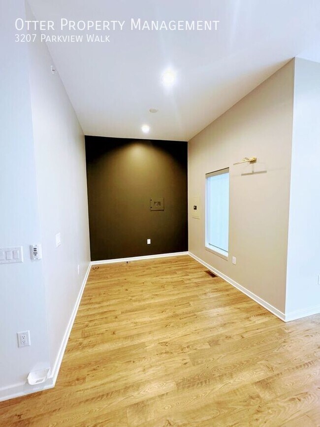 Building Photo - 3207 Parkview Walk