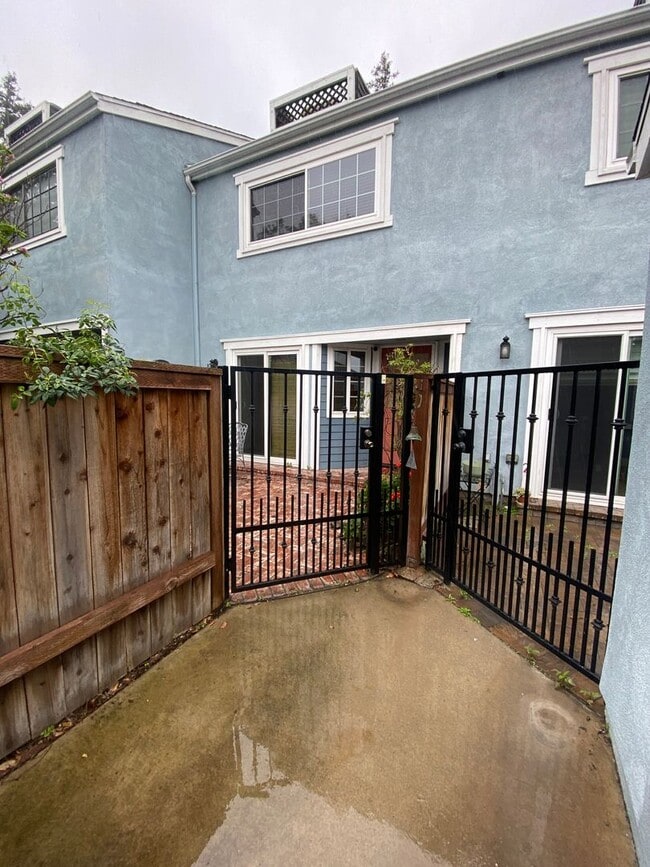 Building Photo - Two Bedroom Condo Close to Orange Circle