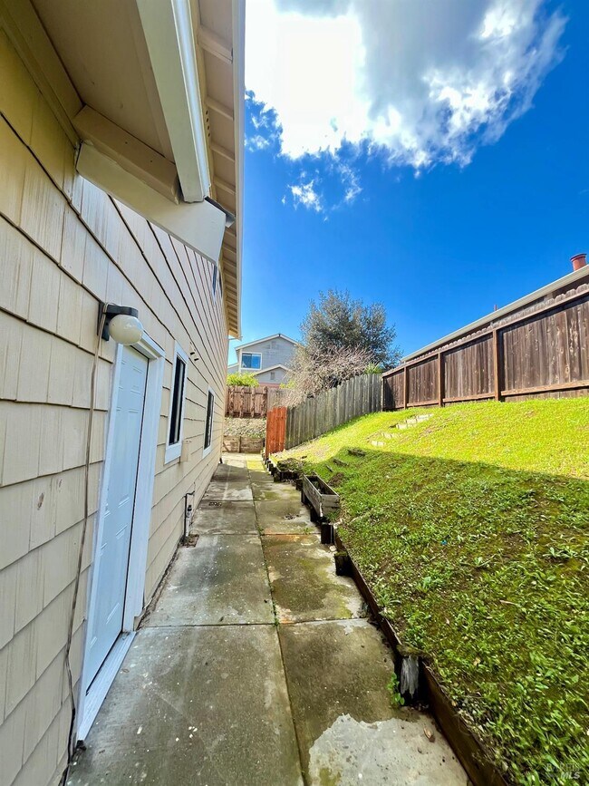 Building Photo - 111 Thresher Dr