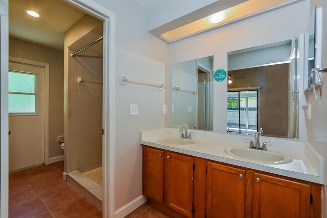 Building Photo - 1022 Henson Ct