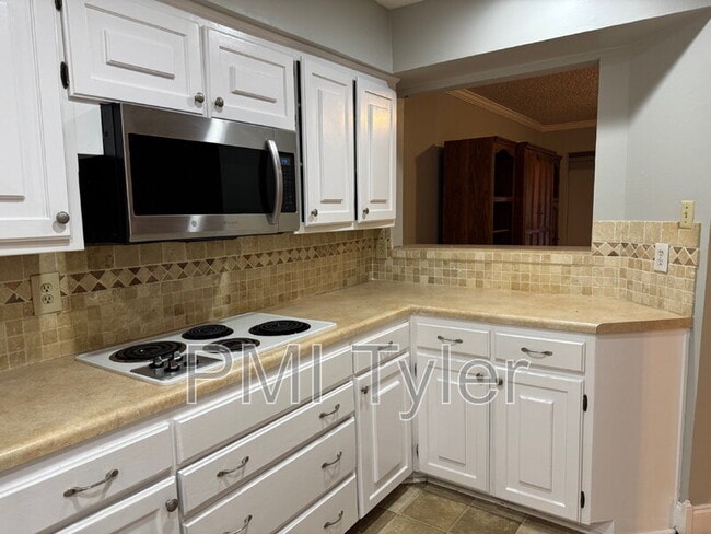 Building Photo - 1005 Towne Lake Dr